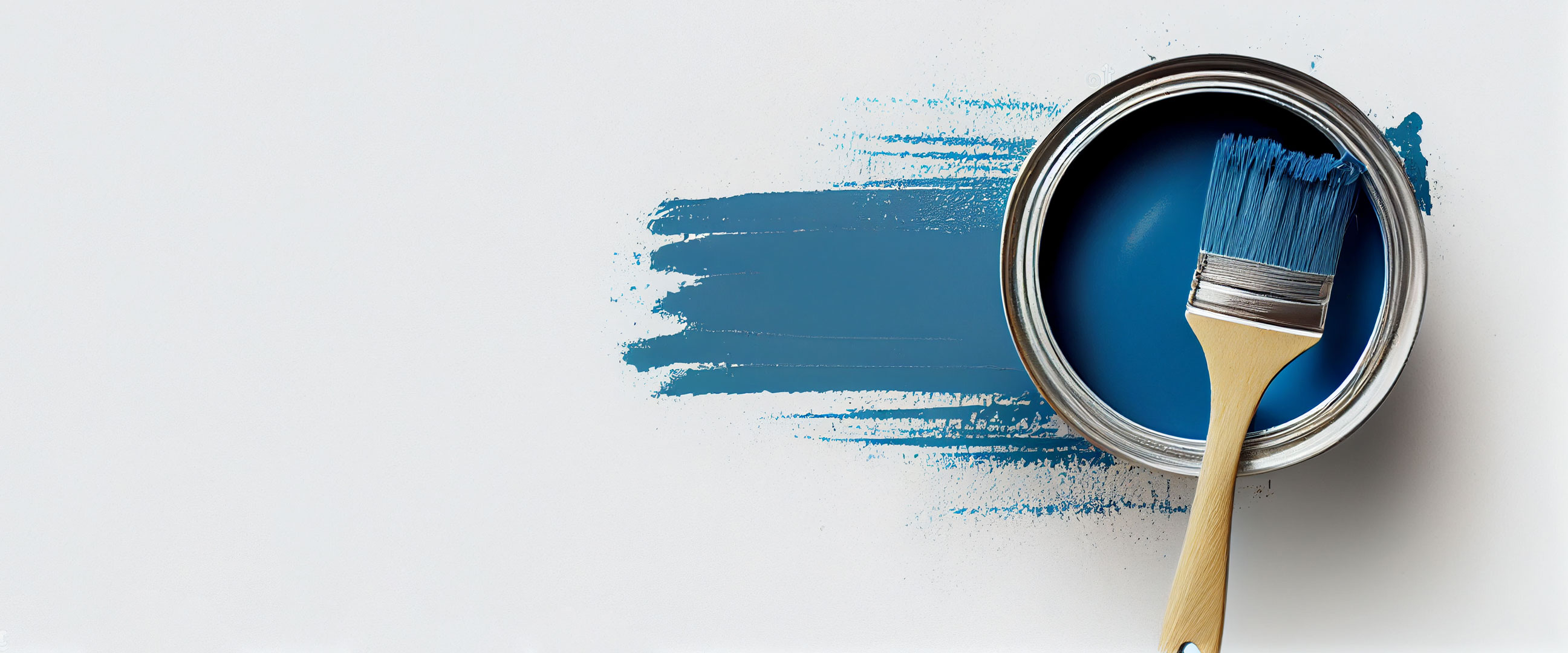 Ein offener Farbtopf mit Pinsel und breitem blauen Farbstreifen auf weißem Hintergrund