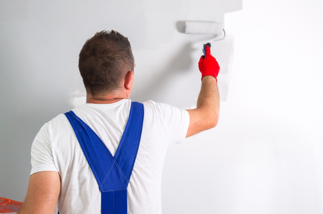 Maler Mann bei der Arbeit mit einer Farbrolle