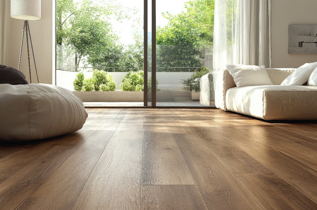 Verlegung von Laminat in einem modernen Wohnzimmer mit natürlichem Licht, das die warmen Holztöne und die einladende Atmosphäre unterstreicht